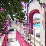 Beachfront Pinky