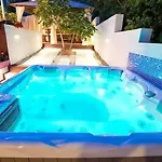 Beachfront Pinky 4*