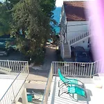Beachfront Pinky