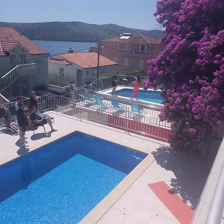 Pinky And Superior Trogir