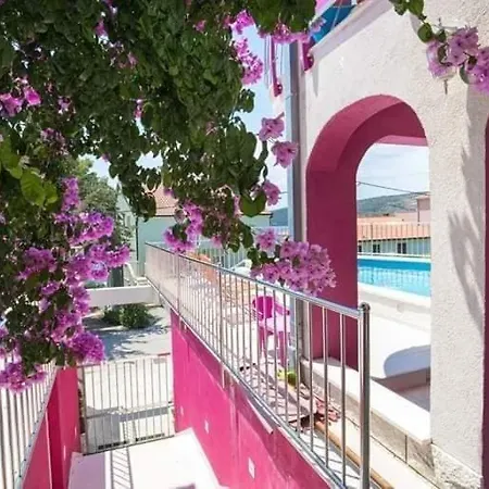 Beachfront Pinky