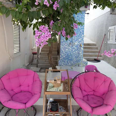 Pinky And Superior Trogir