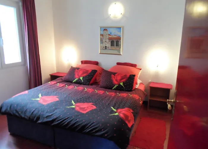 Beachfront Pinky 4*