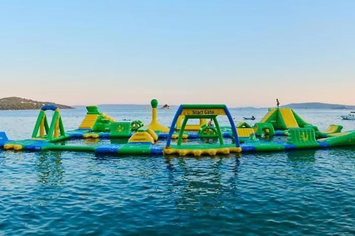 בית הארחה Beachfront Pinky 4*
