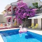 Beachfront Pinky