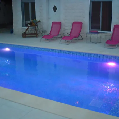 Beachfront Pinky 4* Seget Vranjica