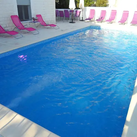 Beachfront Pinky 4*