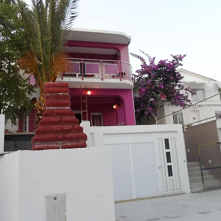 Beachfront Pinky 4* Seget Vranjica