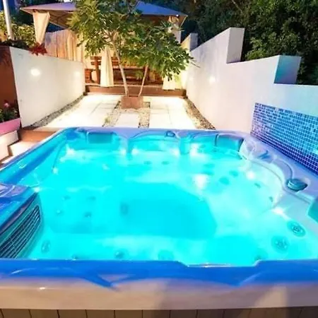 Beachfront Villas Pinky 4*