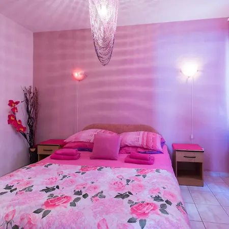 Beachfront Pinky 4* Seget Vranjica