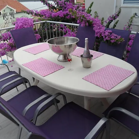 Beachfront Pinky Gasthof Seget Vranjica