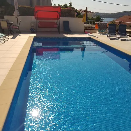Beachfront Pinky 4*