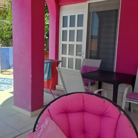 Beachfront Pinky 4*