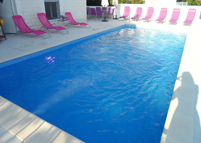 Beachfront Pinky 4*
