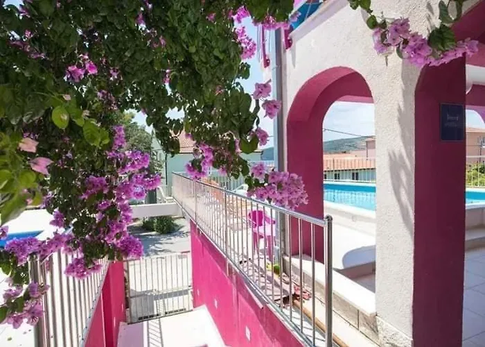 Beachfront Pinky