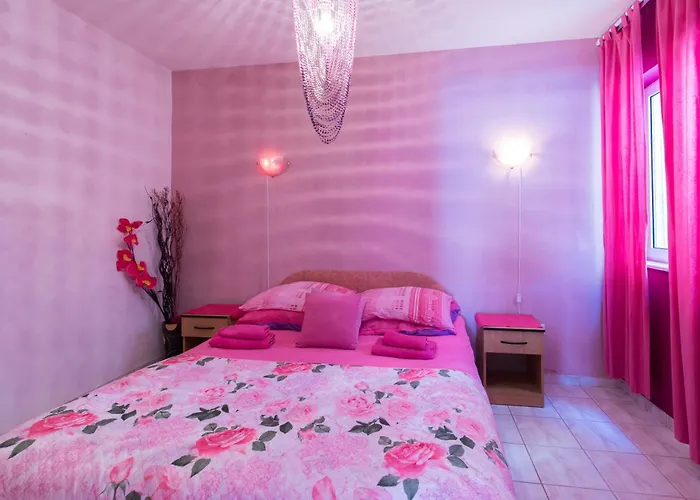 Beachfront Pinky 4* Seget Vranjica