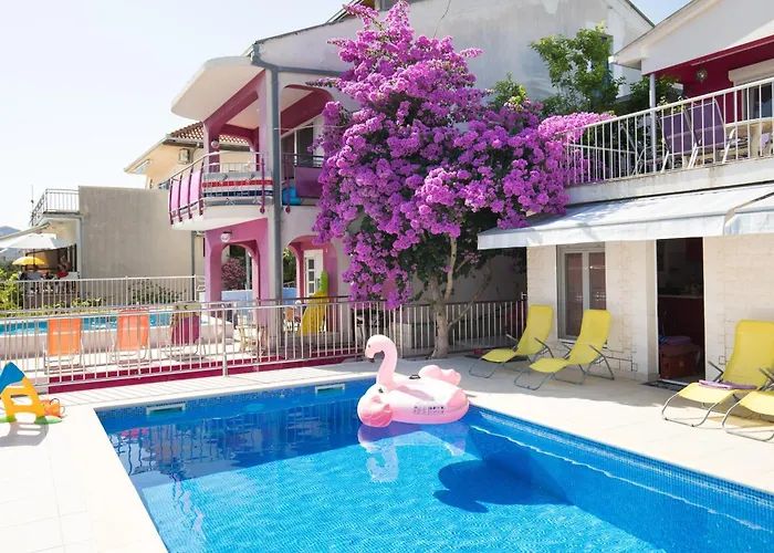 Beachfront Pinky